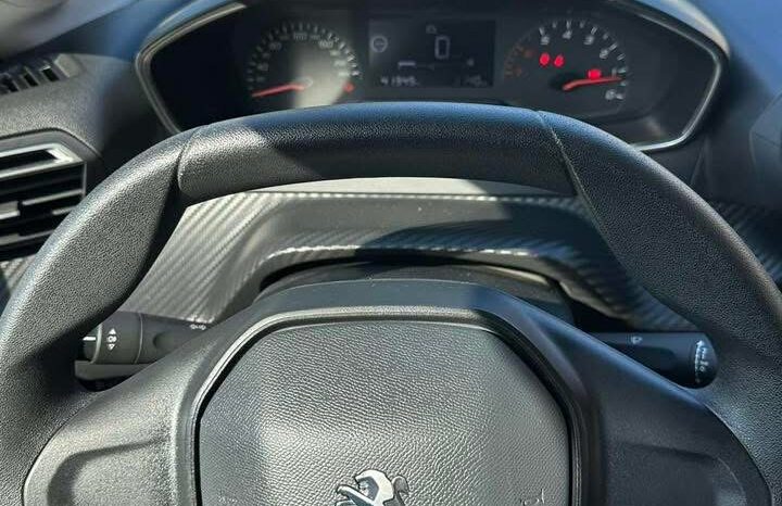 
								Peugeot 208 full									