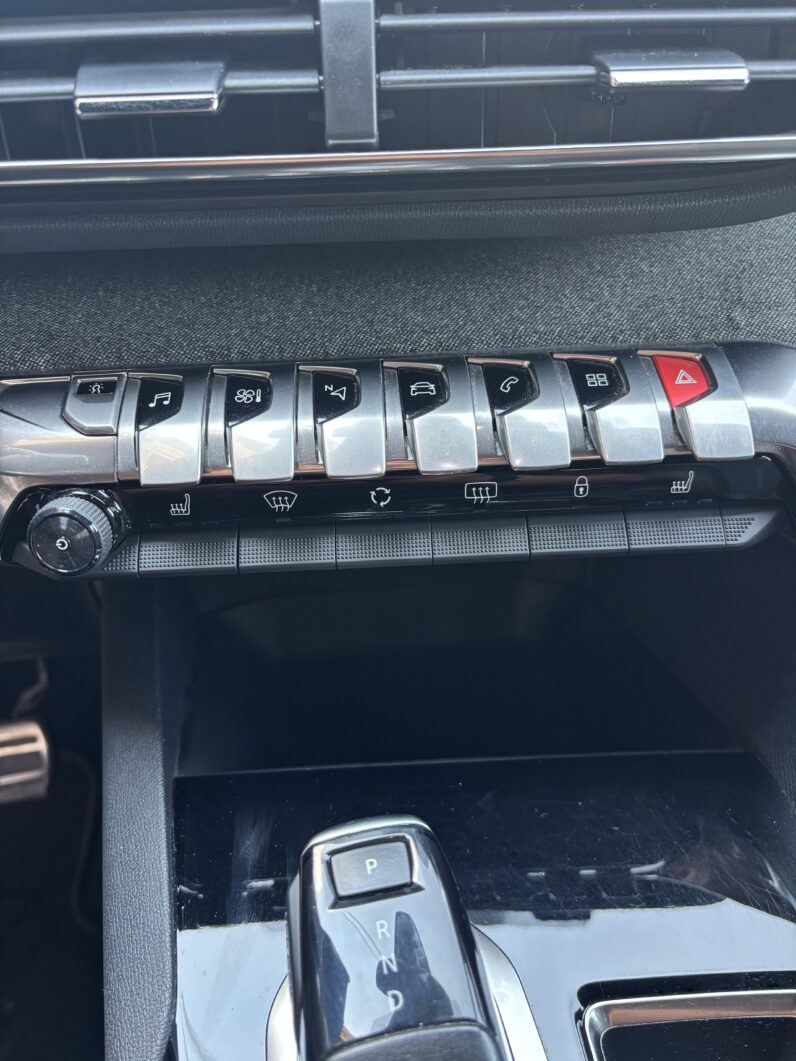 
								Peugeot 3008 1.2 PureTech Allure GT Line full									