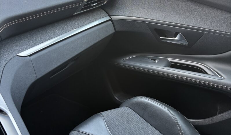 
								Peugeot 3008 1.2 PureTech Allure GT Line full									