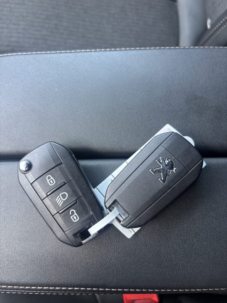 
								Peugeot 3008 1.2 PureTech Allure GT Line full									