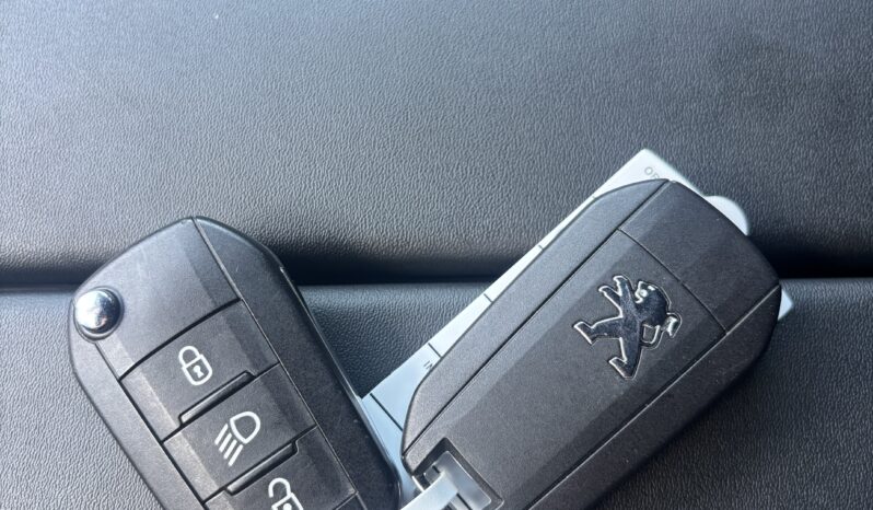 
								Peugeot 3008 1.2 PureTech Allure GT Line full									
