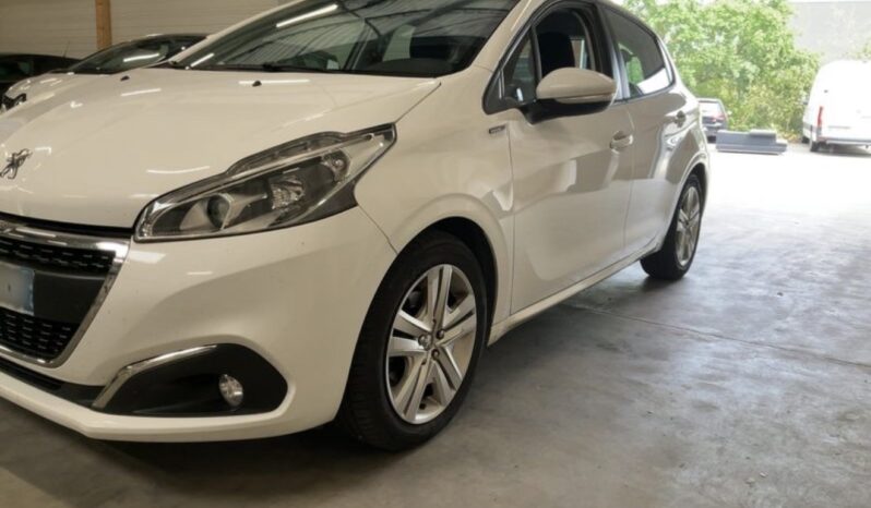 
								Peugeot 208 1.2 PureTech Signature 2018 full									
