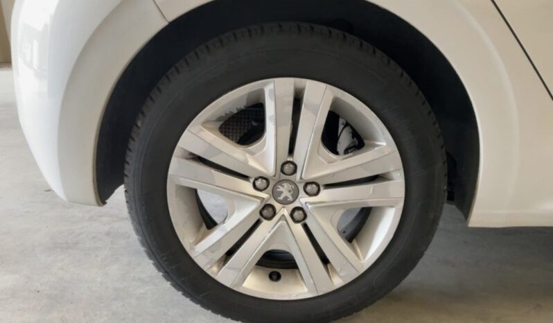 
								Peugeot 208 1.2 PureTech Signature 2018 full									