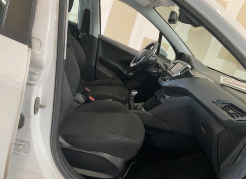 
								Peugeot 208 1.2 PureTech Signature 2018 full									
