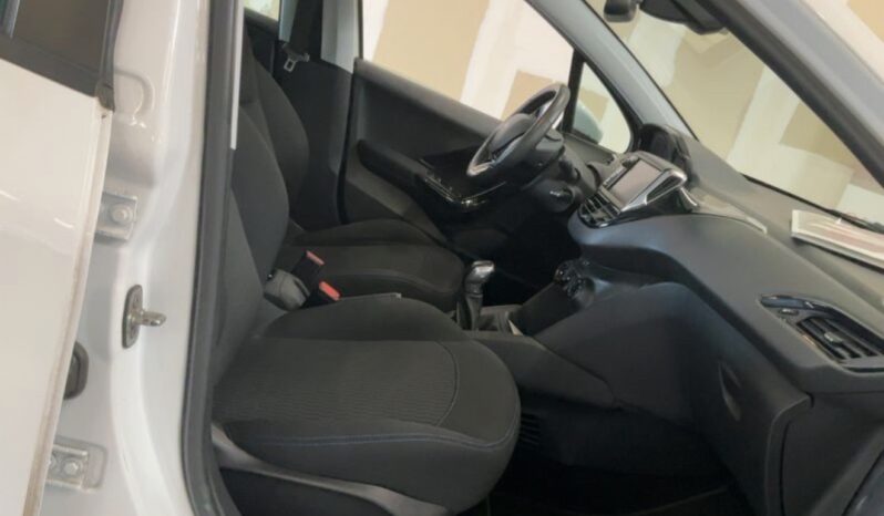 
								Peugeot 208 1.2 PureTech Signature 2018 full									